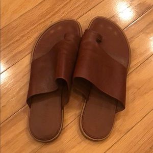 vince edris toe loop sandal